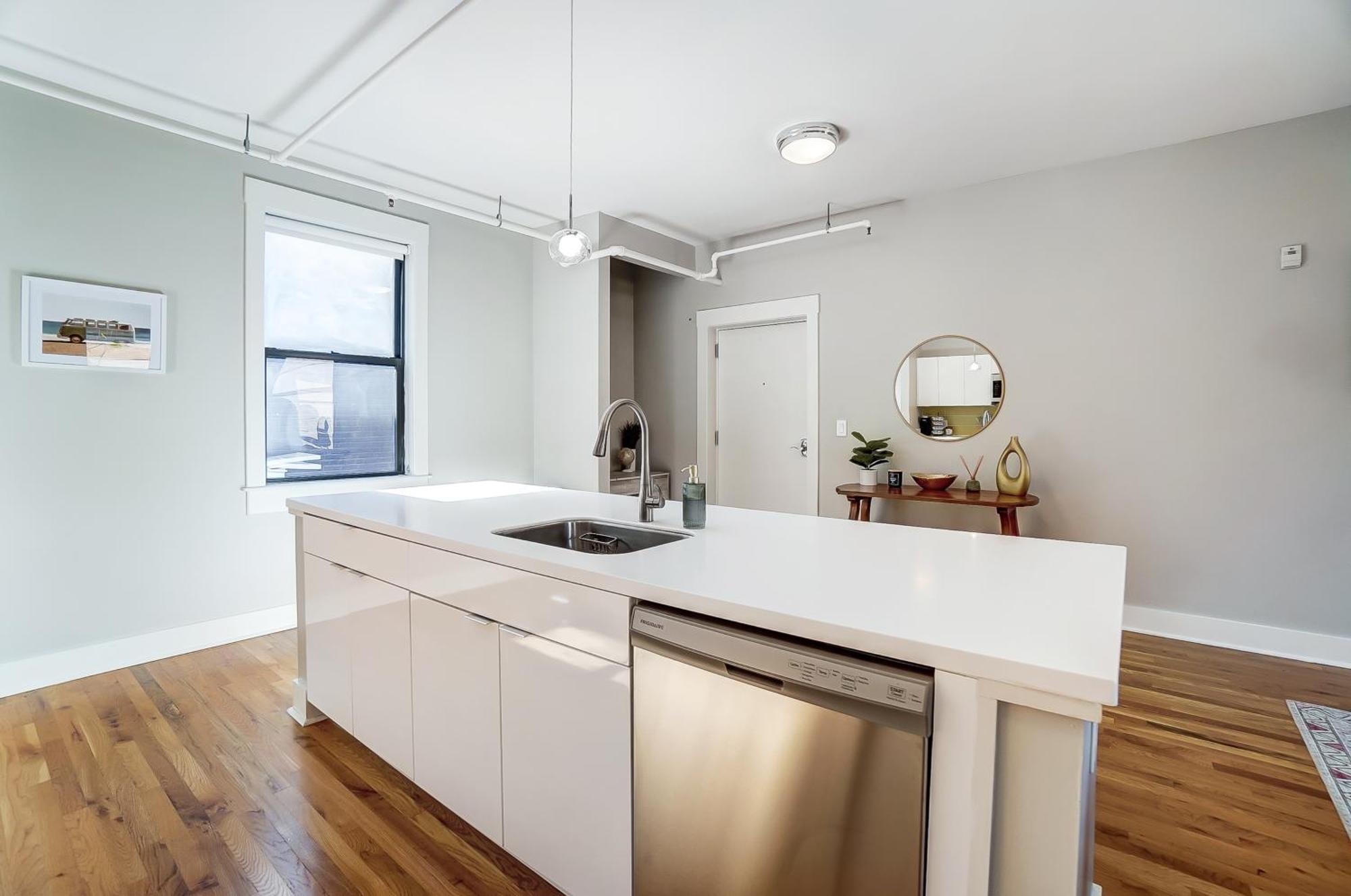 Sunny Downtown Apartment, Walk To Washington Park! Cincinnati Bagian luar foto