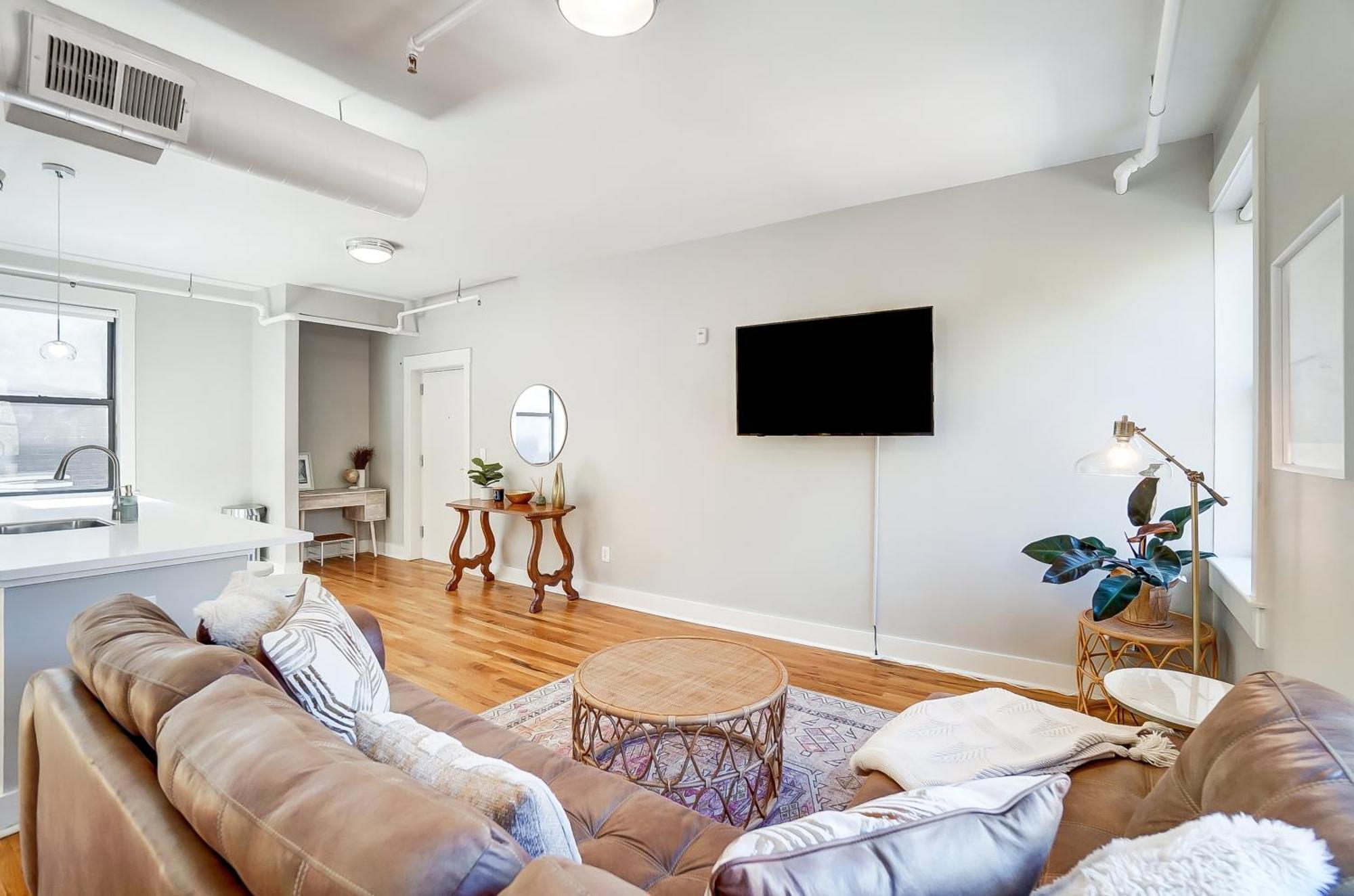 Sunny Downtown Apartment, Walk To Washington Park! Cincinnati Bagian luar foto