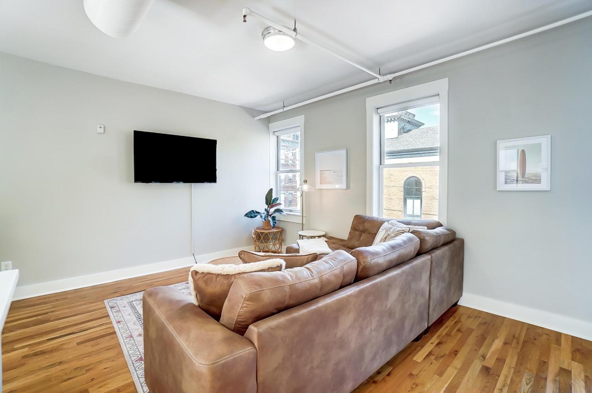 Sunny Downtown Apartment, Walk To Washington Park! Cincinnati Bagian luar foto